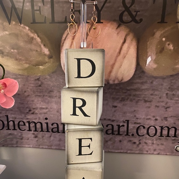 SANTUARY - Picture 4 of 4